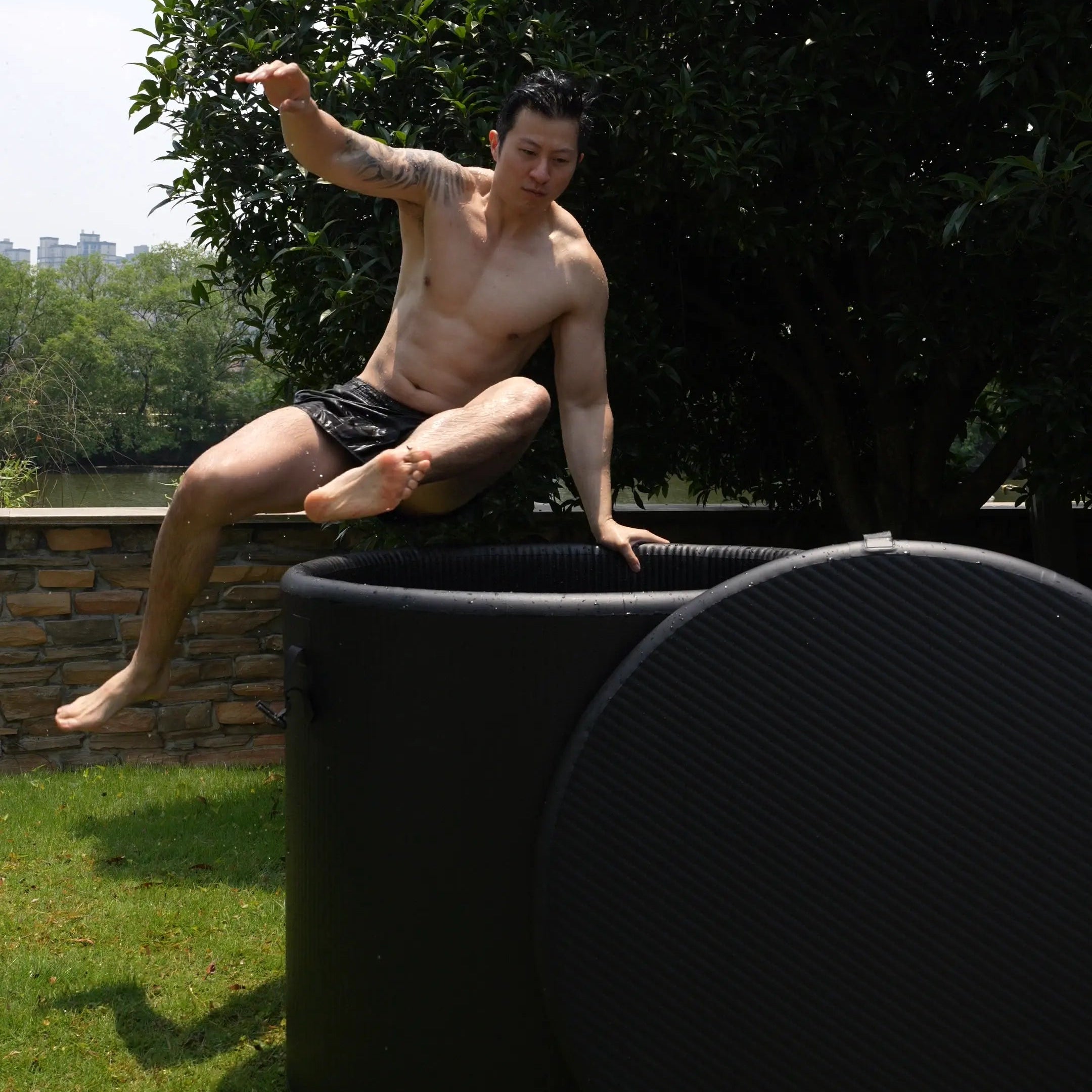 Garvnive Black Inflatable Cold Plunge Tub with Lid, for Indoor and Outdoor Cold Immersion Experiences, Made of Durable PVC.